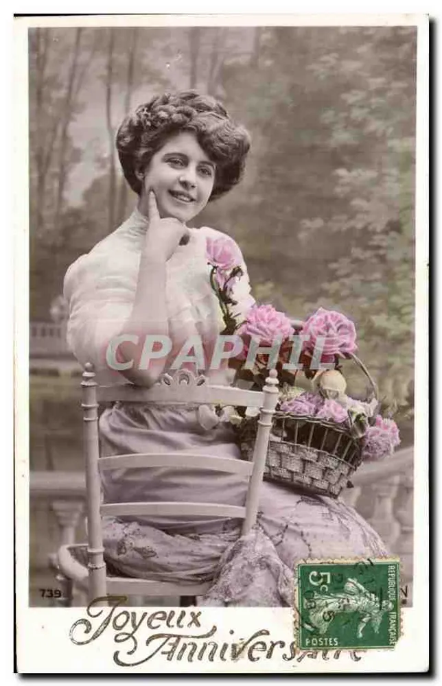 Lächelnde junge Frau mit Rosenkorb — Frohes Geburtstag — Unbekannter Verlag, Nr. 739 - Vorderseite