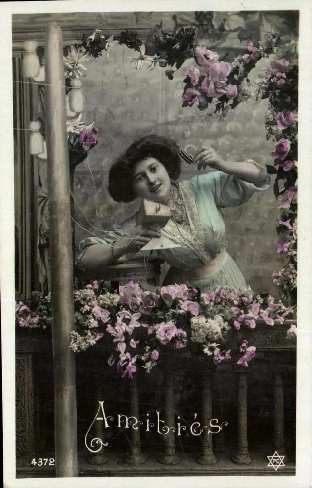 Frau am Balkon — Blumendekoration — Verlag Amitiés n°4372 - Vorderseite