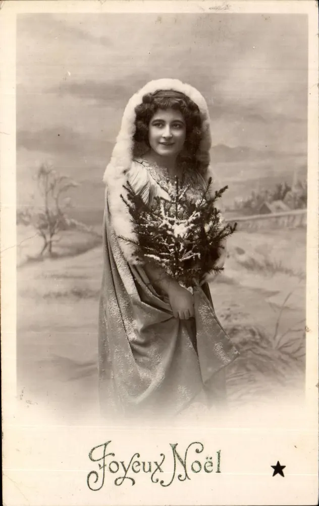 Frau in einer gefütterten Kapuze, die einen Tannenbaum hält — Frohe Weihnachten — Émile ÉCOIL, Paris, Serie N. 3900 - Vorderseite