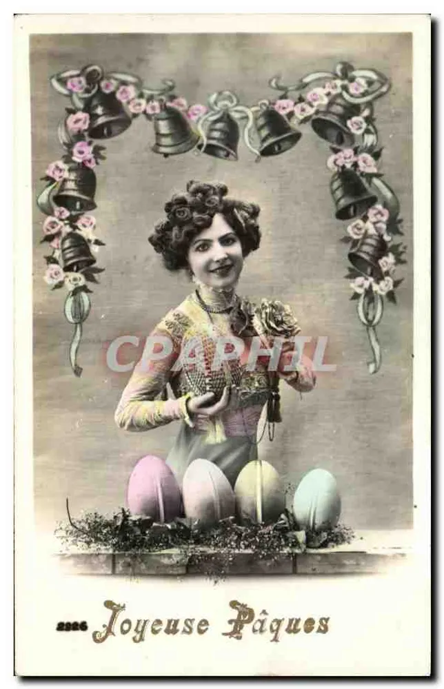 Lächelnde Frau mit Ostereiern — Glocken- und Rosen-Verzierung — Serie 2226 - Vorderseite
