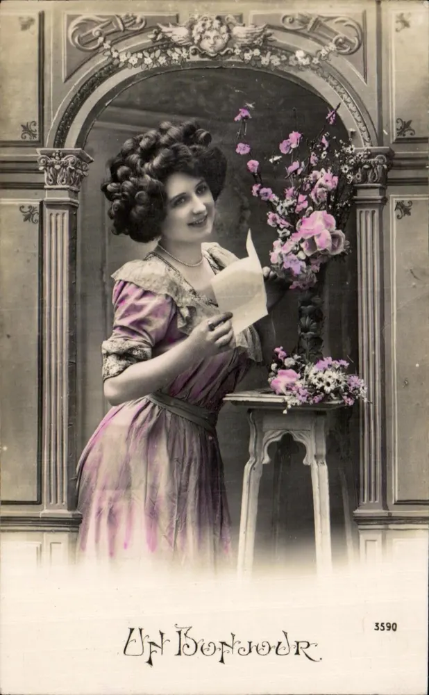 Frau in violettem Kleid mit einem Brief — architektonische Verzierung — Verlag Un Bonjour n° 3590 - Vorderseite