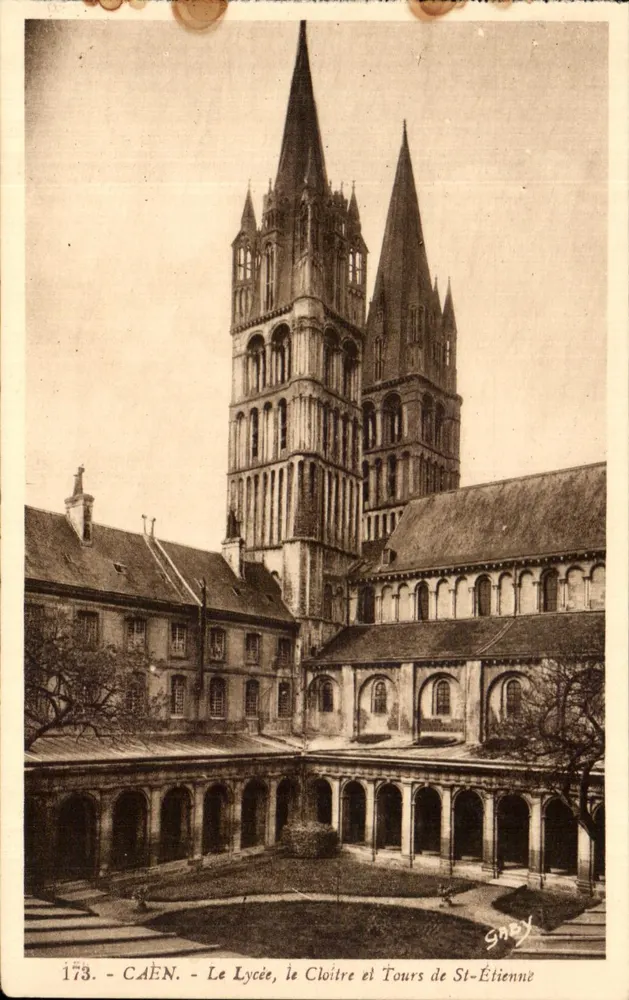 Caen - A vista do lycée, do cloître e das torres de São Etienne — G. Arnaud, editor, Nantes - Frente