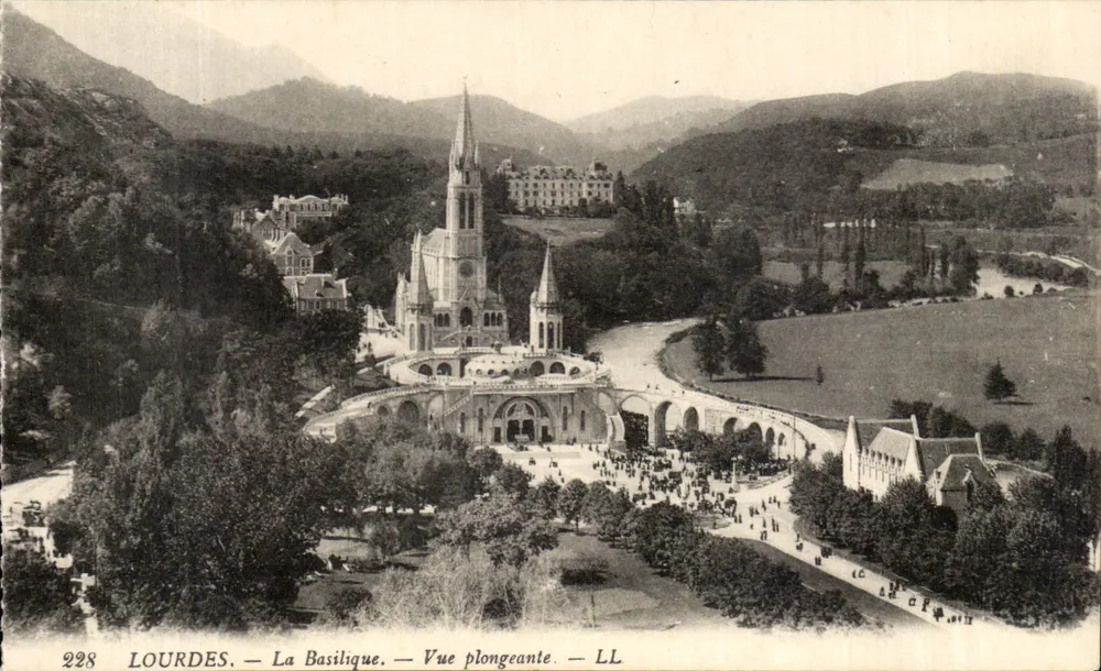Lourdes — A Basílica — Vista aérea — LL - Frente