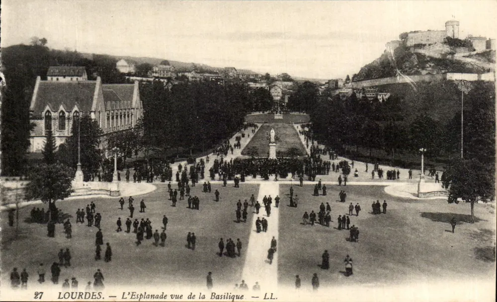 Lourdes — A Esplanada vista da Basílica — LL. n°27 - Frente