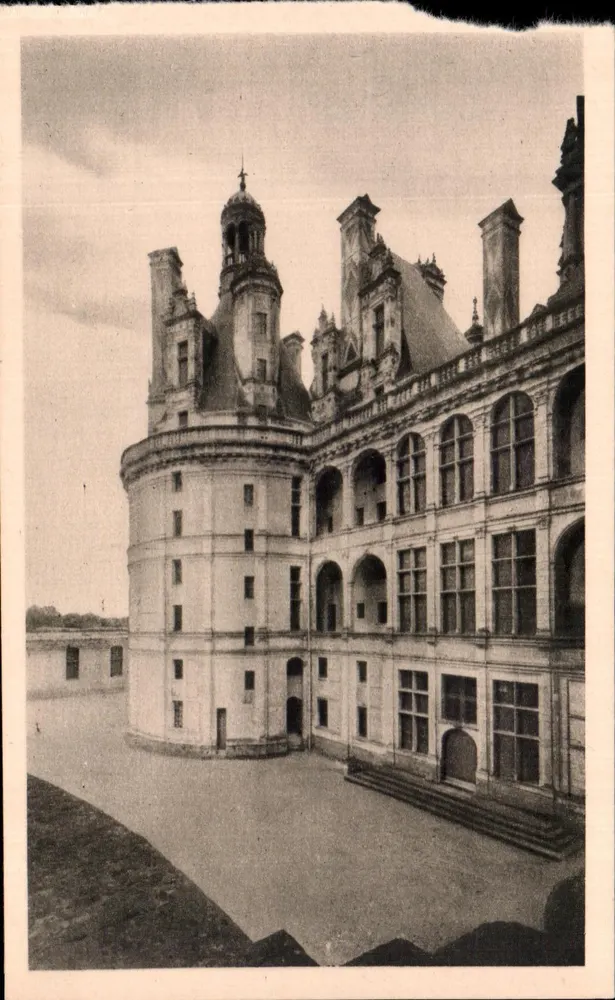 Castelo de Chambord — Torre Ocidental — Service Commercial Monuments Historiques, Paris - Frente