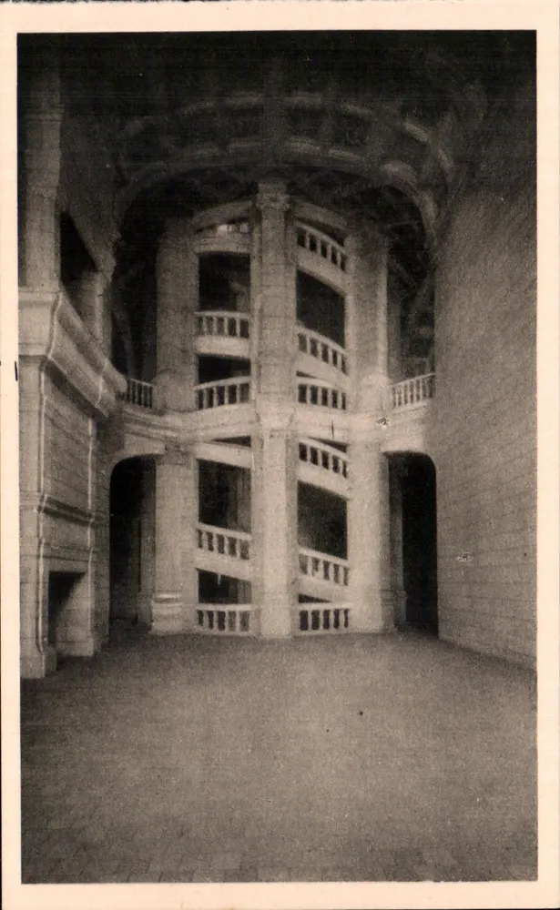 Castelo de Chambord — Escada de dupla revolução — Service Commercial Monuments Historiques, Paris - Frente