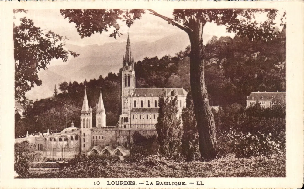 Lourdes — A Basílica — LL - Frente