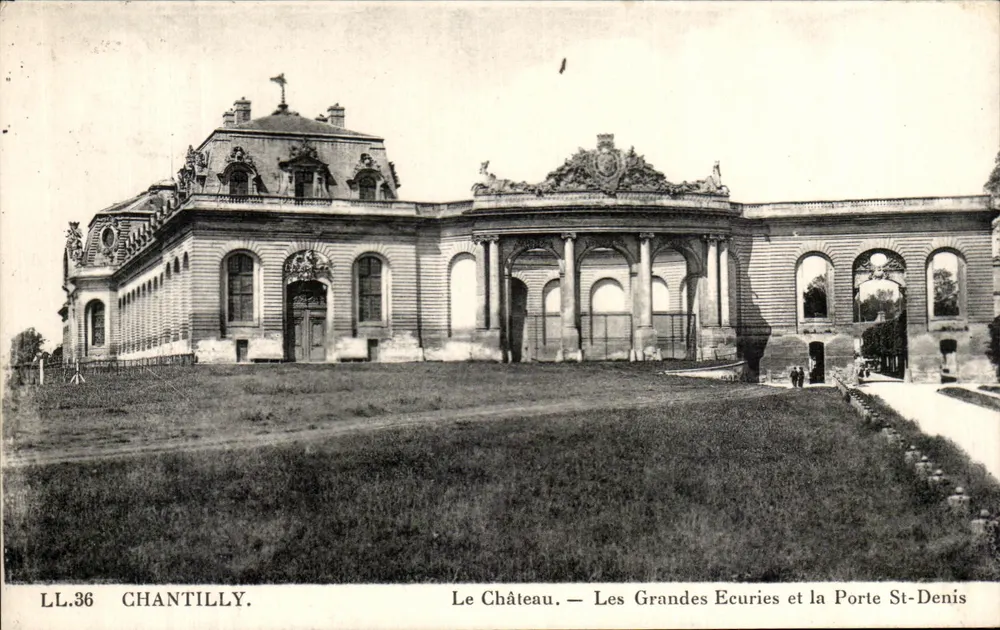 Chantilly — Schloss, Große Ställe und Tor Saint-Denis - Vorderseite