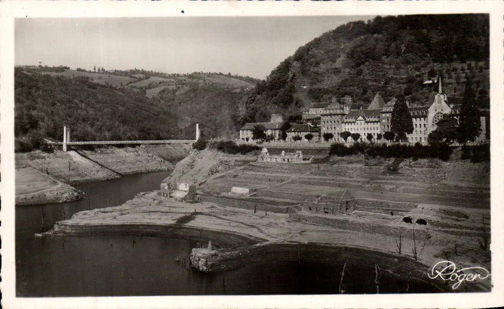 Lago de Sarrans — barragem e aldeia — Roger - Frente