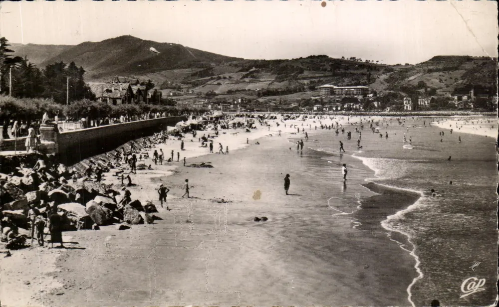 Strand von Hendaye — Panoramablick mit Bergen im Hintergrund — Verlag Cap - Vorderseite