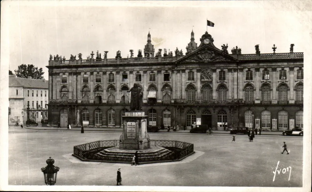 Nancy — Hotel de Ville e Estátua de Stanislas — Yvon - Frente