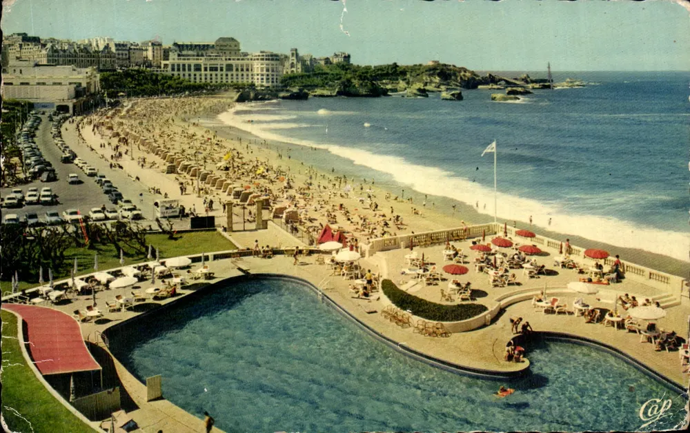 Praia de Biarritz — vista panorâmica com piscina e hotéis — Mexichrome - Frente