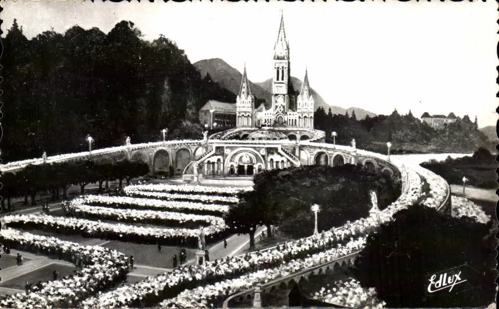 Lourdes — Die beleuchtete Basilika und die Prozession mit Fackeln — Ed. P. Doucet (HPJ) - Vorderseite