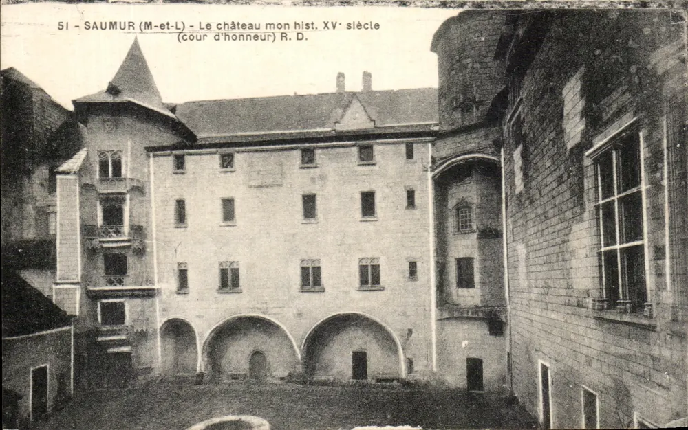 Saumur (M-et-L) — O castelo, minha história, século XV (cour d'honneur) — R. D. - Frente