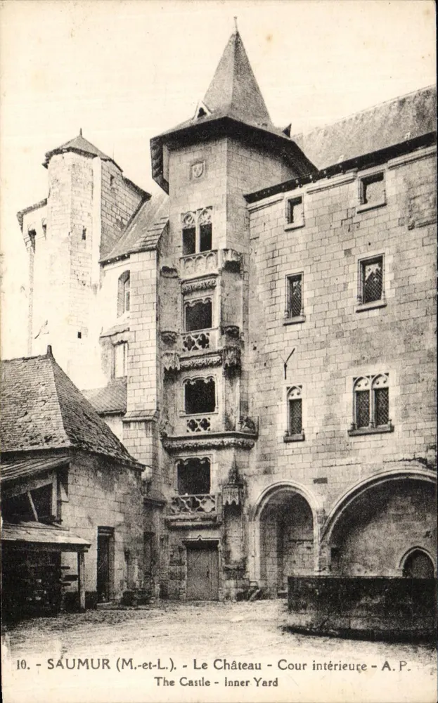 Saumur (M.-et-L.) — O Castelo — Cour intérieure — A.P. — N°10 - Frente
