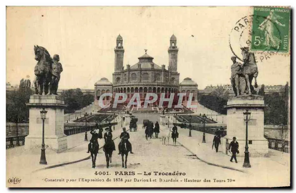 Paris — O Trocadéro — Construído para a Exposição de 1878 por Davioul e Boardais — Altura das Torres 70m - Frente