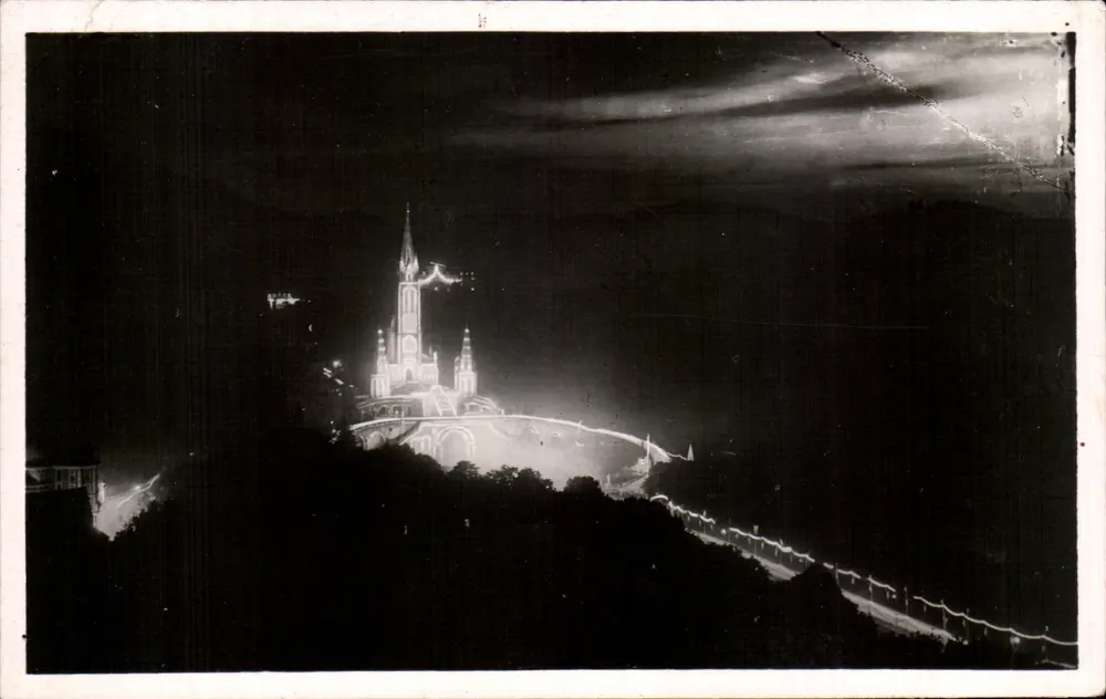 Lourdes — A Basílica Iluminada — Edição P. DOUCET - Frente