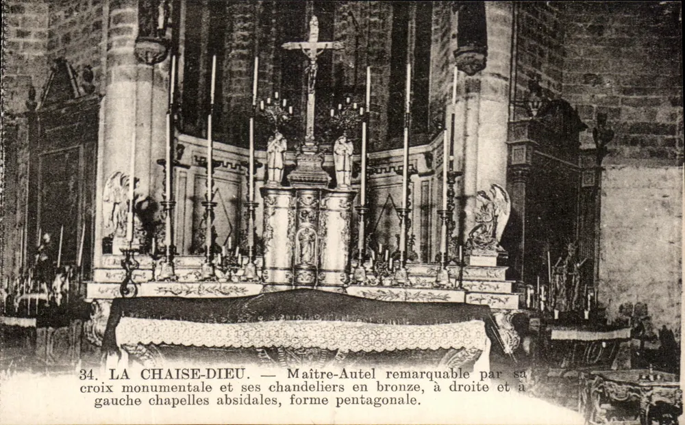 La Chaise-Dieu — Hoofdaltaar opvallend door zijn monumentale kruis en de bronzen kandelabra, rechts en links absidale kapellen, vijfhoekige vorm - Voorkant