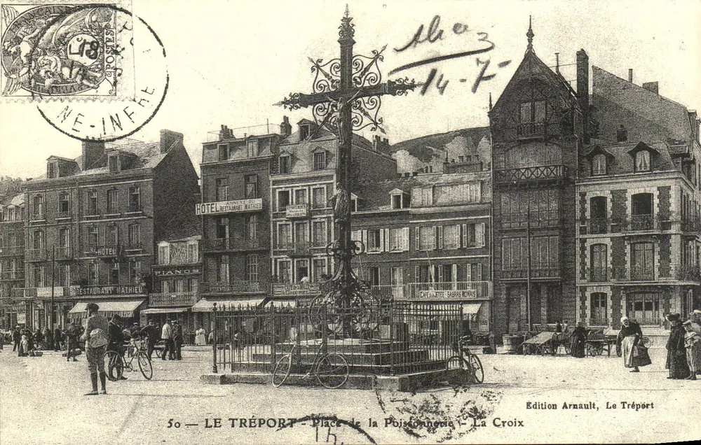 Le Tréport — Place de la Poissonnerie — A Cruz — Edição Arnault, Le Tréport - Frente