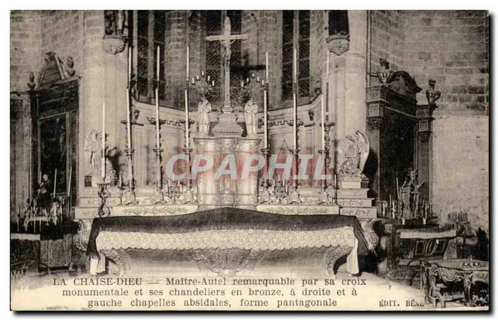 La Chaise-Dieu — Hoofdaltaar opvallend door zijn monumentale kruis en bronsen candelabers, rechts en links absidale kapellen, vijfhoekige vorm — Édit. Béaz - Voorkant
