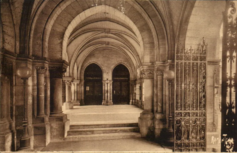 Hotel de Ville de Angoulême — vista interior das galerias — Edições Artísticas Raymond Bergevin - Frente