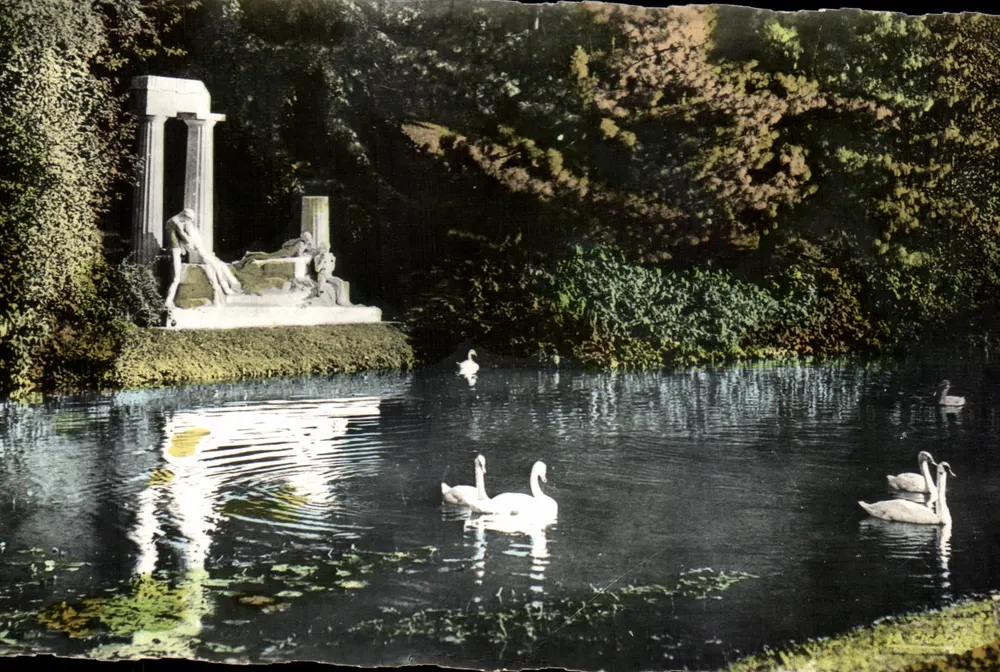 Lago com cisnes e escultura clássica — Vision Antique, Estrasburgo — Edições da Agência Haguenaux - Frente
