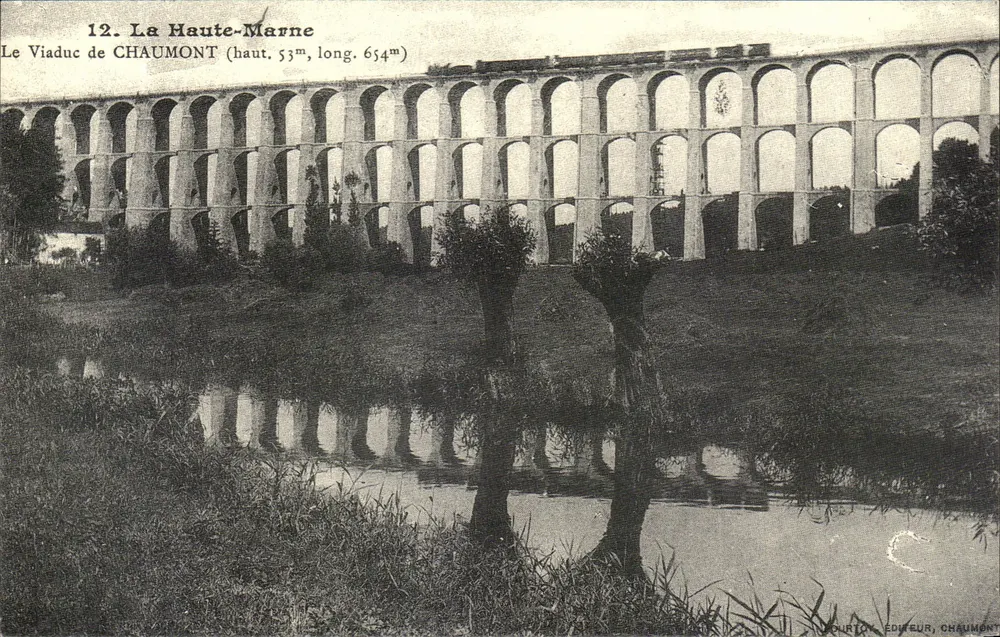 O Viaduto de Chaumont — vista do viaduto sobre o rio, com texto descritivo e editor - Frente