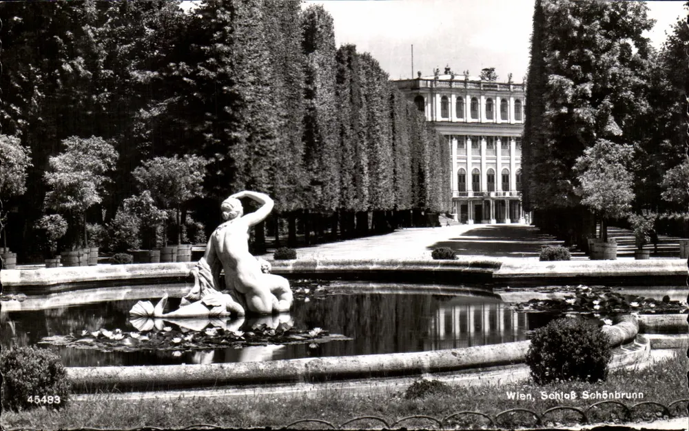 Schloss Schönbrunn — vista dos jardins com estátua — editor PAG Wien, n° 45483 - Frente