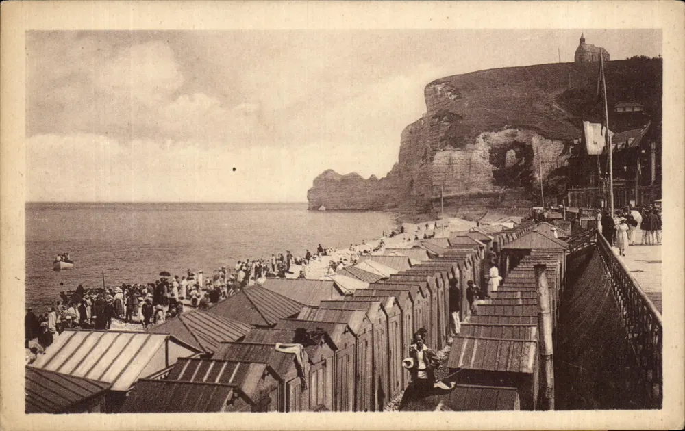 Étretat — A praia e as cabines — Imp. Levy, Paris - Frente