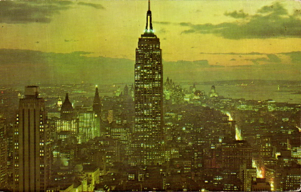 Vista panorâmica do pôr do sol sobre o Empire State Building — Nova York City — editor Dexter Press, Inc. - Frente