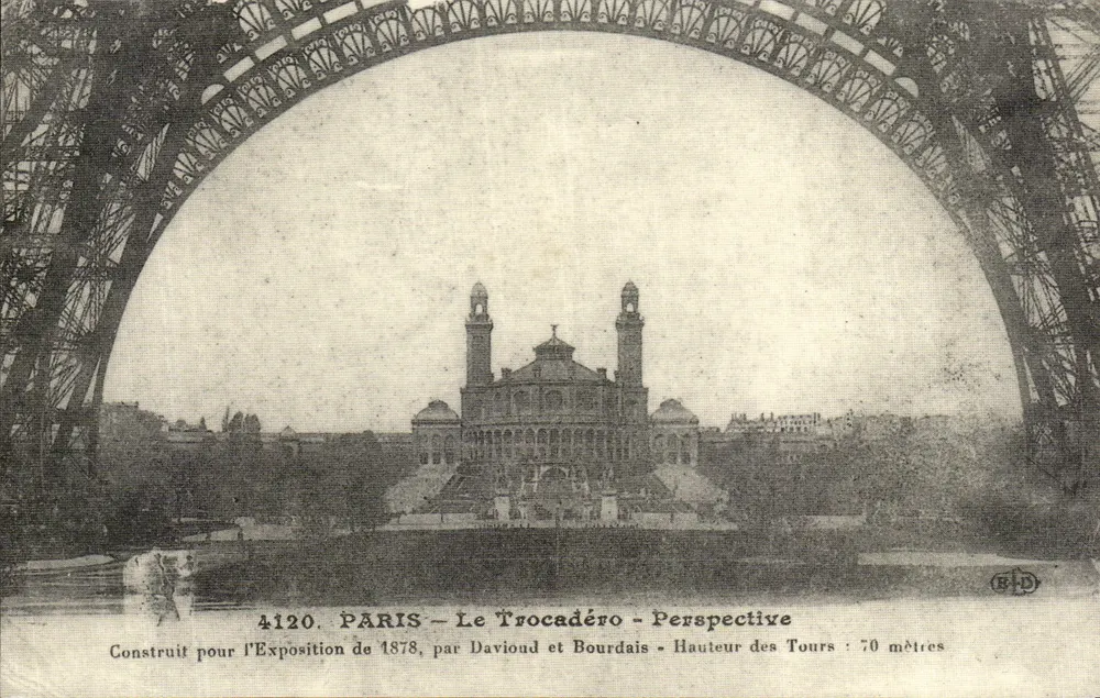 Paris - Der Trocadéro - Ansicht — Errichtet für die Ausstellung 1878, von Davioud und Bourdais — Höhe der Türme: 70 Meter - Vorderseite
