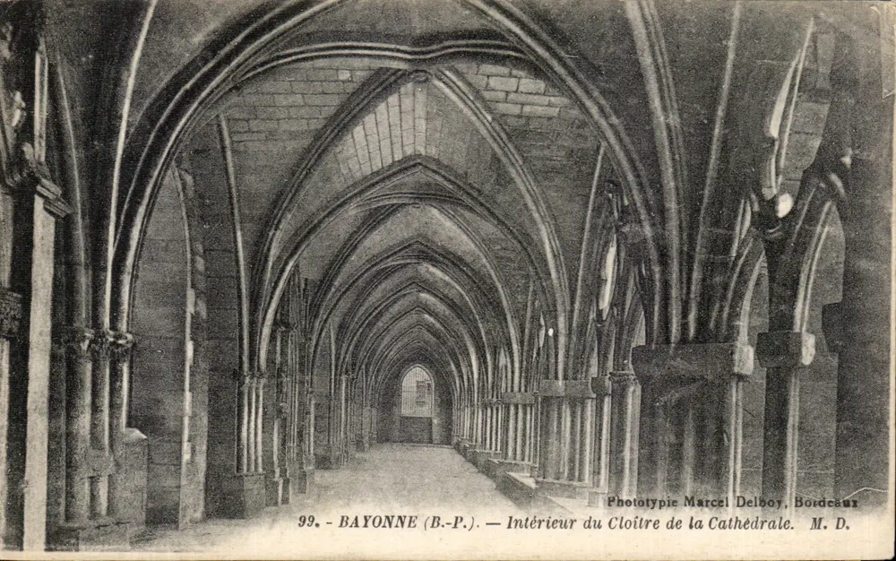 Bayonne (B.-P.) — Interior do Claustro da Catedral — Fototipia Marcel Delboy, Bordeaux - Frente