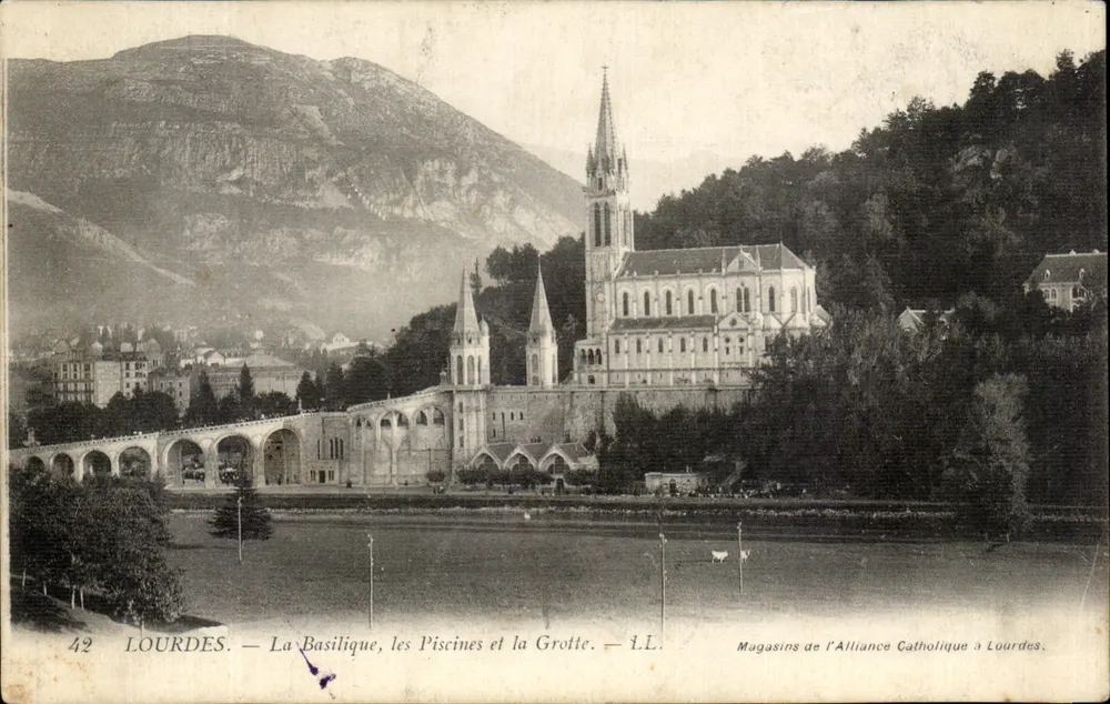 Lourdes — Die Basilika, die Becken und die Grotte — Geschäfte der Katholischen Allianz in Lourdes - Vorderseite