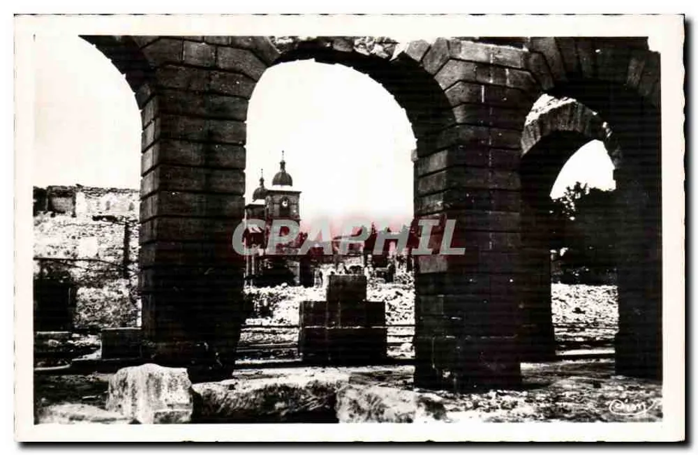 Kathedrale von SAINT-DIÉ (Vosges) — Durch die Arkaden des Rathauses — Verlag C. C. (C. C. ?) — Seriennummer nicht sichtbar - Vorderseite