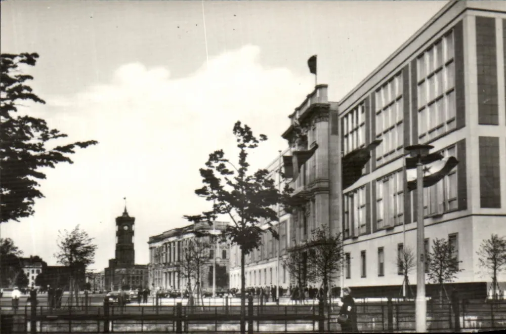 Berlin — Hauptstadt der DDR — Gebäude der Vereinten Nationen (Staatsratsgebäude) — AUFBAU ZENTRUM BERLIN B.8/66 - Vorderseite