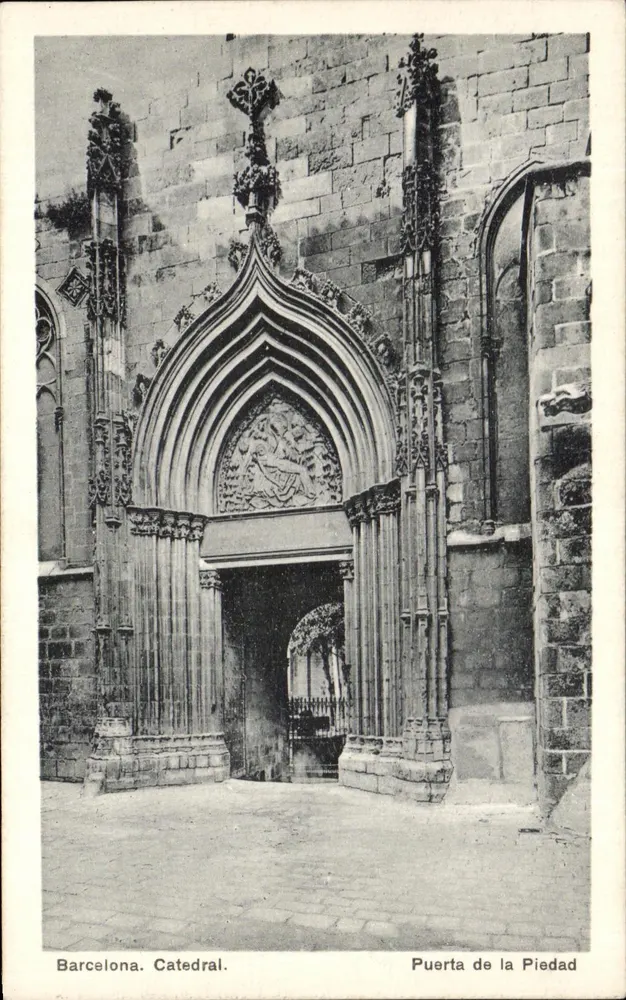 Barcelona. Catedral — Porta da Piedade — editor não visível - Frente