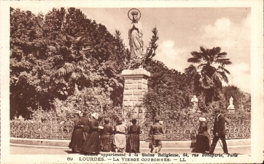 Lourdes — A Virgem Coroada — modelo pertencente à estátua religiosa, 64, rue Bonaparte, Paris - Frente