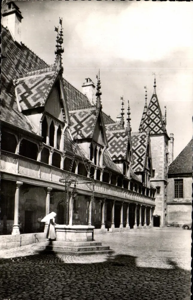 Beaune — Hotel-Dieu — Cour d'Honneur (1443) — Bilhete postal antigo - Frente