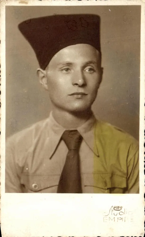 Retrato de um homem com fez — Studio Empir, Paris - Frente