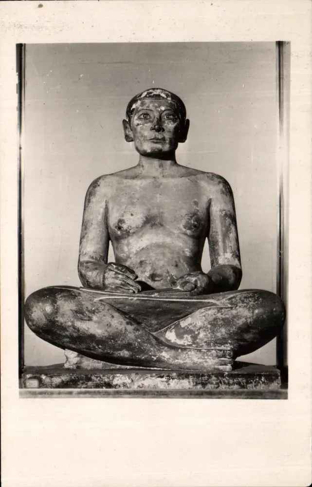 Escritor ajoelhado — Vᵉ a VIᵉ Dinastia — Les Éditions du Louvre, 80, rue du Cherche-Midi, Paris - Frente