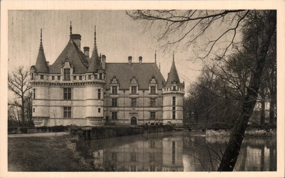 Castelo de Azay-le-Rideau — Face Leste — Service Commercial Monuments Historiques, Paris - Frente