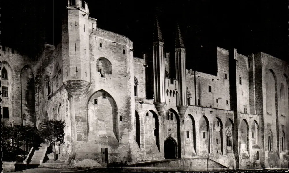 Hôtel du Palais des Papes — Effet de Nuit — Façade Occidentale construite sous Clément VI (1342-1352) — Éditions Borteilles - Vorderseite