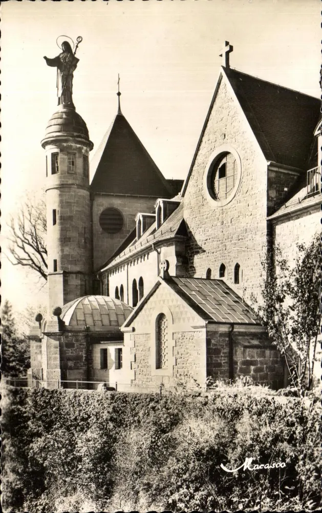 Mont Sainte-Odile — Teil des Klosters (Ostseite) und Statue der Heiligen — Macasco - Vorderseite