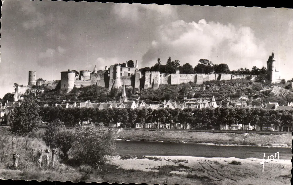 Chinon (Indre-et-Loire) — Vista geral do castelo — Edições d'Art Marlet, Paris - Frente