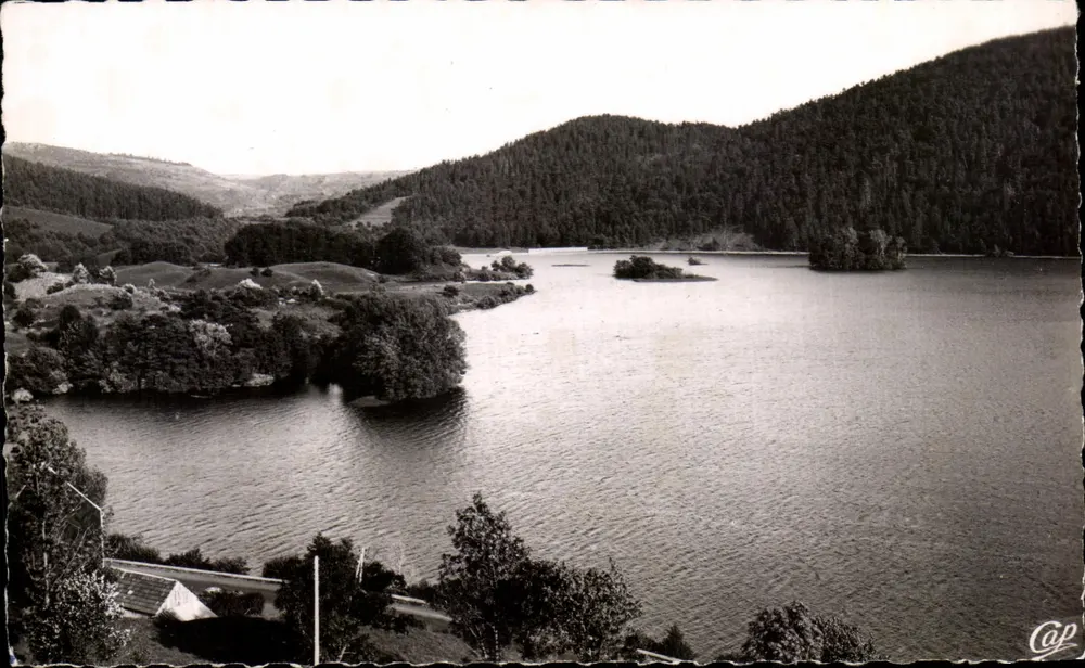 A Auvergne - O Lago de Aydat — Chambon — editor Cap - Frente
