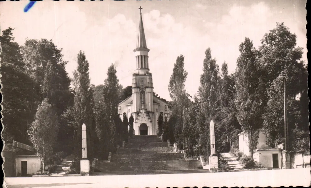 Bagnolles-de-l'Orne — Église du Sacré-Cœur — Éditeur : Imprimerie R. Arnaud, Bagnolles-de-l'Orne - Vorderseite
