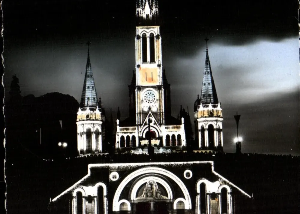 Lourdes — A Basílica iluminada — Edit. P. DOUCET, Place Pélamule, Lourdes - Frente