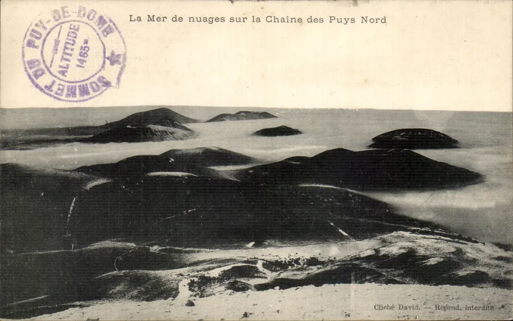 Wolkenmeer über die nördliche Kette der Puys — Puy-de-Dôme, Höhe 1485 m — Cliché David - Vorderseite