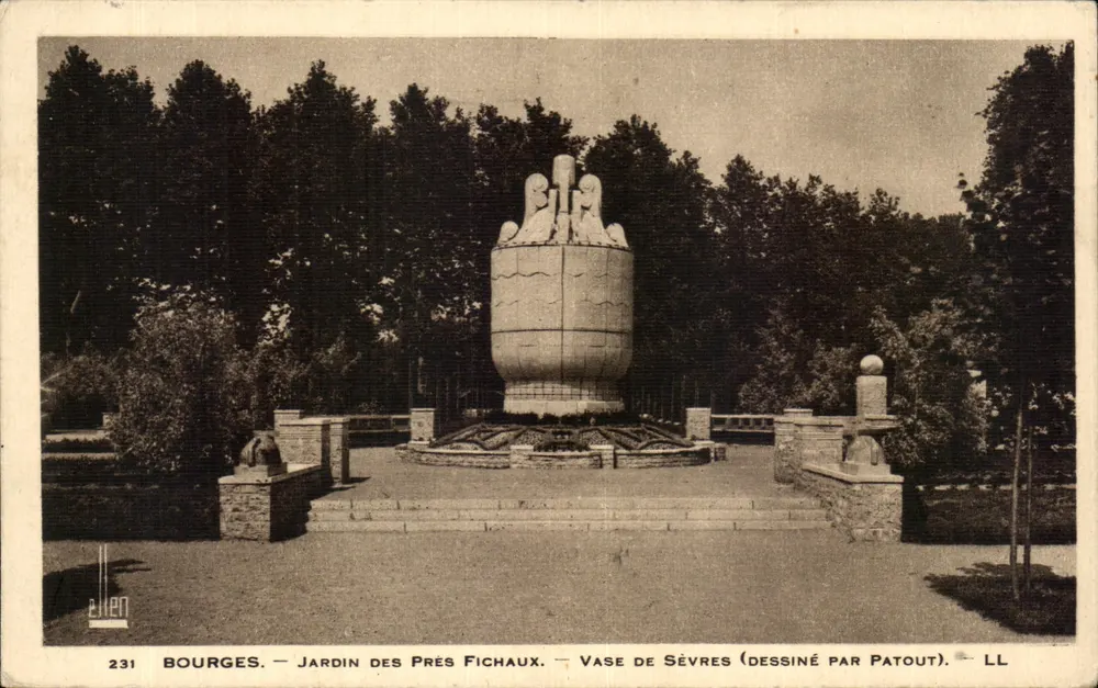Bourges — Jardin des Prés Fichaux — Vase de Sèvres (gezeichnet von Patout) - Vorderseite