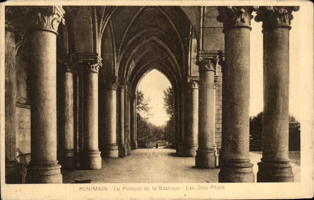 Pontmain — Der Portikus der Basilika — Die Großen Pfeiler — Verlag: Magasin d'Art, M. Poujoulat (Pontmain) - Vorderseite